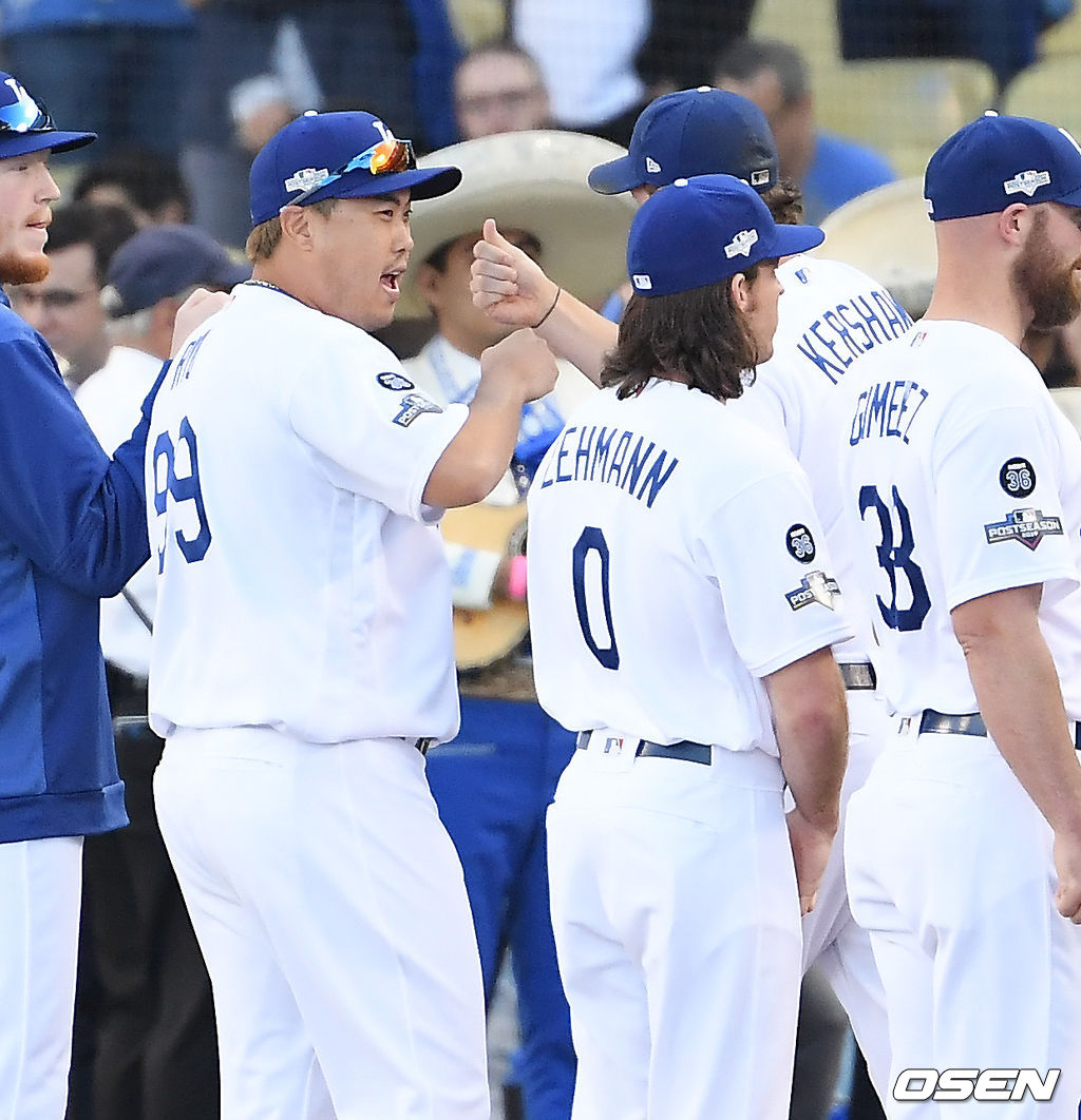 다저스 류현진이 식전 행사에 참석해 커쇼와 하이파이브를 하고 있다./ soul1014@osen.co.kr