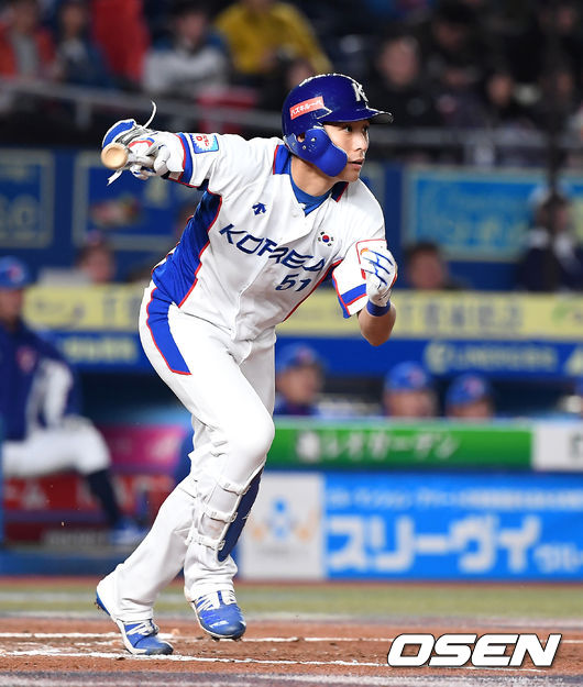 12일 오후 일본 지바현 ZOZO마린 스타디움에서 '2019 세계야구소프트볼연맹(WBSC) 프리미어12' 슈퍼라운드 한국과 대만의 경기가 열렸다.8회말 1사에서 한국 이정후가 우전안타를 치고 있다. /youngrae@osen.co.kr