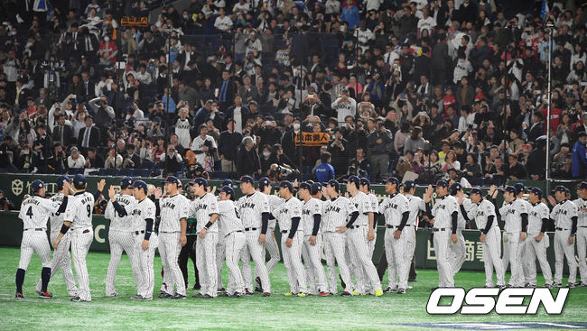 일본은 13일 일본 도쿄 도쿄돔에서 열린 ‘2019 WBSC 프리미어 12’ 슈퍼라운드 3차전 멕시코와의 경기에서 3-1로 승리했다. 이날 승리로 3승 1패를 기록한 일본은 멕시코(3승 1패)와 슈퍼라운드 공동 1위로 올라섰다. 이번 대회 예선부터 무패행진을 이어가던 멕시코는 5연승이 멈췄다.승리를 거둔 일본 선수들이 기뻐하고 있다. /youngrae@osen.co.kr