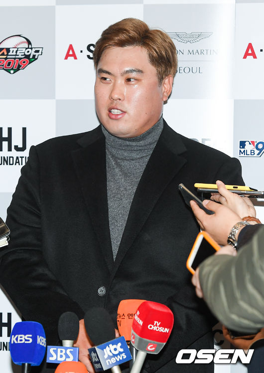 메이저리그 진출 후 커리어 하이 시즌을 보낸 '코리안 몬스터' 류현진이 14일 오후 인천국제공항을 통해 귀국했다.류현진은 이날 아시아 투수 최초로 메이저리그 사이영상 1위표를 받았다. 사이영상 수상 실패에 1위표는 딱 한 장이지만 아시아 투수로는 첫 역사를 썼다. 내셔널리그에선 제이콥 디그롬(뉴욕 메츠)이 1위표 29장 포함 총점 207점으로 2년 연속 수상했고, 류현진이 1위표 1장 포함 총점 88점으로 2위에 이름을 올렸다. 한편 류현진은 올 시즌 29경기 182⅔이닝을 소화하며 평균자책점 2.32로 호투했다. 메이저리그서 가장 낮은 평균자책점을 기록하며 아시아 선수 최초로 해당 타이틀을 따냈다.류현진이 인터뷰를 하고 있다. / soul1014@osen.co.kr