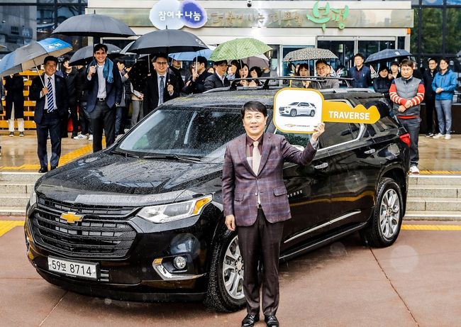 차준택 부평구청장이 쉐보레 트래버스 1호차 옆에서 포즈를 취했다. 