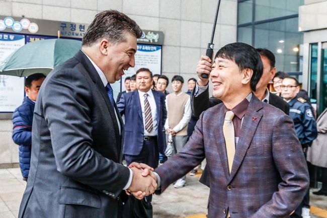 카허 카젬 한국지엠 사장과 차준택 부평구청장이 트래버스 1호차 전달식에서 악수를 나누고 있다. 