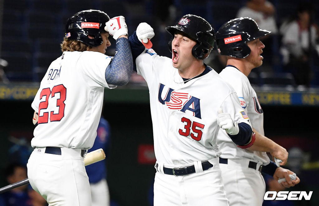 15일 오후 일본 도쿄돔에서 '2019 세계야구소프트볼연맹(WBSC) 프리미어12' 슈퍼라운드 미국과 대만의 경기가 열렸다.7회말 2사 1루 미국 루커가 투런 홈런을 때린 뒤 기뻐하고 있다. /youngrae@osen.co.kr