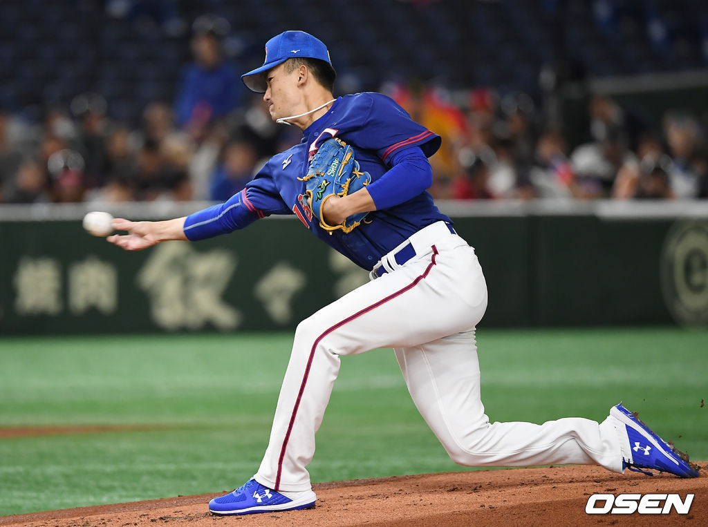 15일 오후 일본 도쿄돔에서 '2019 세계야구소프트볼연맹(WBSC) 프리미어12' 슈퍼라운드 미국과 대만의 경기가 열렸다.1회말 대만 우시엔펑이 역투하고 있다. /youngrae@osen.co.kr