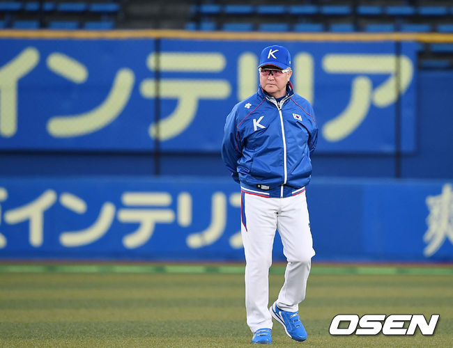 경기에 앞서 한국 김경문 감독이 훈련을 지켜보고 있다. /youngrae@osen.co.kr