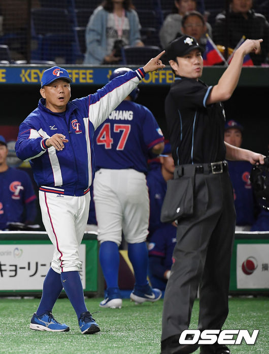 15일 오후 일본 도쿄돔에서 '2019 세계야구소프트볼연맹(WBSC) 프리미어12' 슈퍼라운드 미국과 대만의 경기가 열렸다.5회초 2사 대만 홍이중 감독이 왕셩웨이의 타구에 대하 비디오 판독을요청하고 있다. /youngrae@osen.co.kr