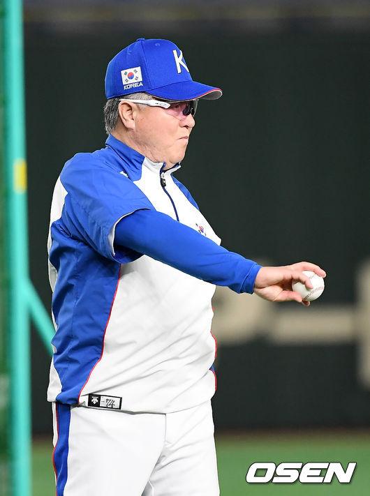 김경문 감독이 선수들의 훈련을 지켜보고 있다. /youngrae@osen.co.kr