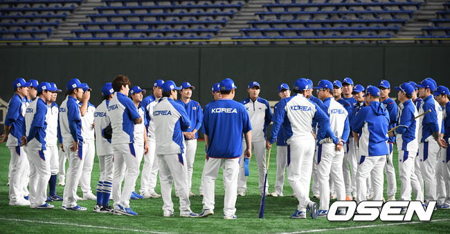 훈련에 앞서 대표팀이 미팅을 하고 있다. /youngrae@osen.co.kr