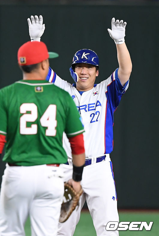 15일 오후 일본 도쿄돔에서 '2019 세계야구소프트볼연맹(WBSC) 프리미어12' 슈퍼라운드 한국과 멕시코의 경기가 열렸다.5회말 2사 만루 김현수가 3타점 적시 2루타를 때린 뒤 기뻐하고 있다. /youngrae@osen.co.kr