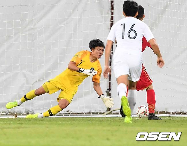 후반 한국 허자웅이 페널티킥을 선방하고 있다./ rumi@osen.co.kr