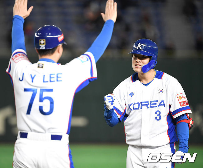 15일 오후 일본 도쿄돔에서 '2019 세계야구소프트볼연맹(WBSC) 프리미어12' 슈퍼라운드 한국과 멕시코의 경기가 열렸다.5회말 무사 만루 민병헌이 적시타를 때린 뒤 기뻐하고 있다. /youngrae@osen.co.kr