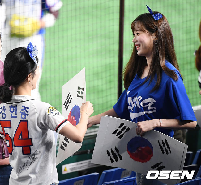 15일 오후 일본 도쿄돔에서 '2019 세계야구소프트볼연맹(WBSC) 프리미어12' 슈퍼라운드 한국과 멕시코의 경기가 열렸다.치어리더 김한나가 경기장을 찾아 응원을 하고 있다. /youngrae@osen.co.kr 