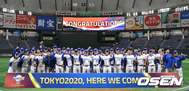 김경문 감독이 이끄는 15일 일본 도쿄돔에서 열리는 ‘2019 WBSC 프리미어 12’ 슈퍼라운드 3차전 멕시코와의 경기에서 7-3으로 승리했다.도쿄 올림픽 진출과 결승 진출을 이룬 대표팀이 포토타임을 갖고 있다. /youngrae@osen.co.kr