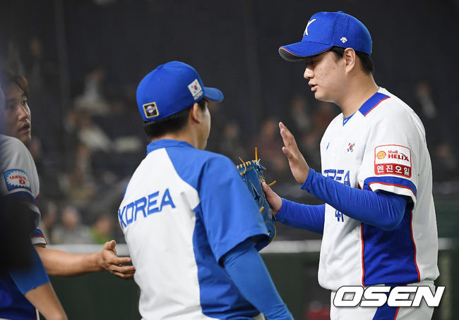 15일 오후 일본 도쿄돔에서 '2019 세계야구소프트볼연맹(WBSC) 프리미어12' 슈퍼라운드 한국과 멕시코의 경기가 열렸다.6회초 2사 1,3루 이영하가 삼진으로 이닝을 마무리 한 뒤 더그아웃으로 들어오고 있다. /youngrae@osen.co.kr