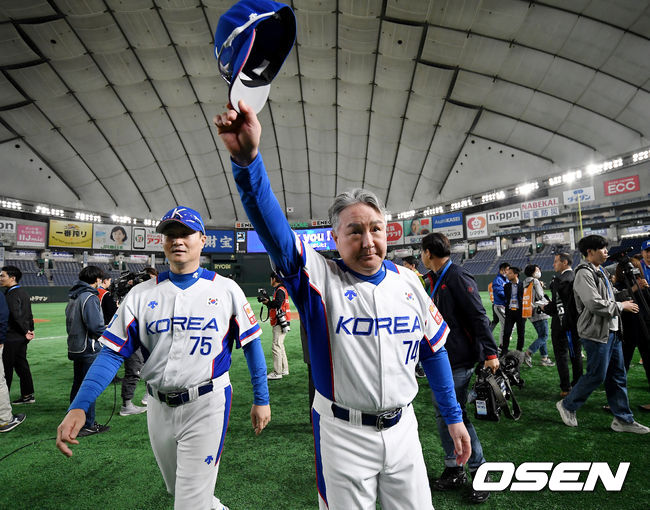 김경문 감독이 이끄는 15일 일본 도쿄돔에서 열리는 ‘2019 WBSC 프리미어 12’ 슈퍼라운드 3차전 멕시코와의 경기에서 7-3으로 승리했다.한국은 7-3으로 이날 경기를 잡으면서 결승 진출 확정과 함께 올림픽 진출 티켓을 잡았다. 동시에 초대 대회에 이어 대회 2연패 전망을 밝히면서 ‘야구 강국’의 자존심을 한 번 더 지킬 수 있게 됐다.김경문 감독이 팬들에게 인사를 하고 있다. /youngrae@osen.co.kr