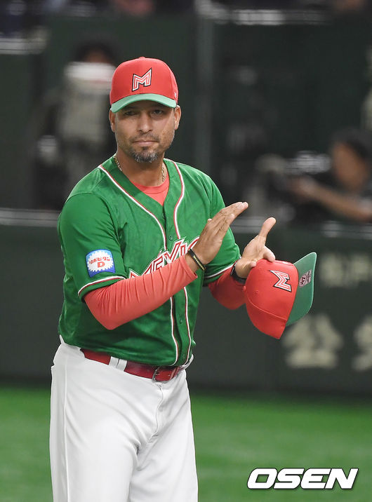 멕시코 후안 카스트로 감독이 선수들을 향해 박수를 보내고 있다. /youngrae@osen.co.kr