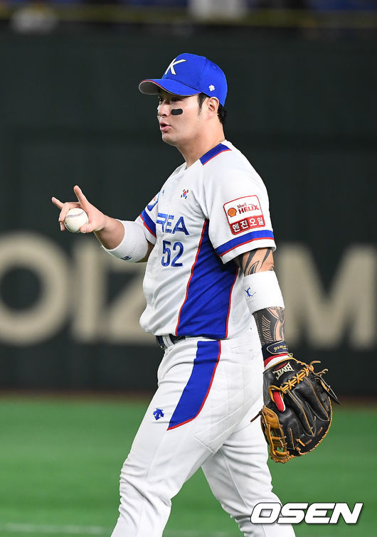 15일 오후 일본 도쿄돔에서 '2019 세계야구소프트볼연맹(WBSC) 프리미어12' 슈퍼라운드 한국과 멕시코의 경기가 열렸다.3회초 1사 한국 박병호가 멕시코 요네스의 직선타를 잡아낸 뒤 사인을 보내고 있다. /youngrae@osen.co.kr