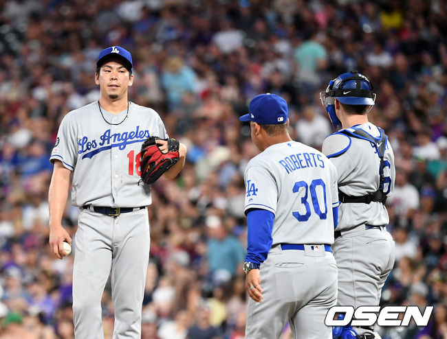 다저스 로버츠 감독이 마운드에 올라 마에다를 교체하고 있다. /jpnews@osen.co.kr