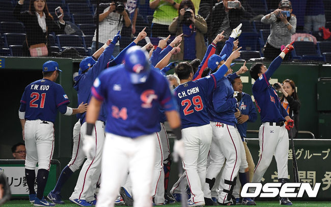 15일 오후 일본 도쿄돔에서 '2019 세계야구소프트볼연맹(WBSC) 프리미어12' 슈퍼라운드 미국과 대만의 경기가 열렸다.6회초 1사 대만 후친룽이 솔로 홈런을 때린 뒤 세레머니를 하고 있다. /youngrae@osen.co.kr