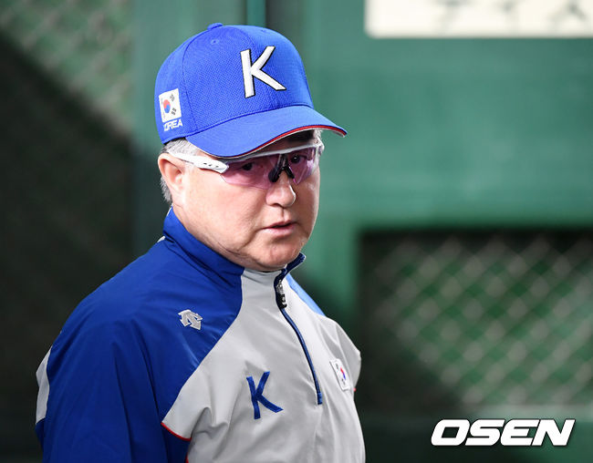 경기에 앞서 대표팀 김경문 감독이 인터뷰를 하고 있다. /youngrae@osen.co.kr