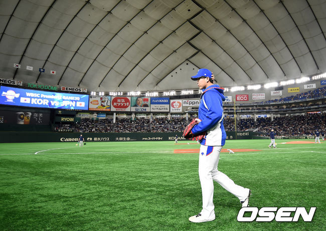 경기에 앞서 이승호가 몸을 풀기위해 외야로 이동하고 있다. /youngrae@osen.co.kr