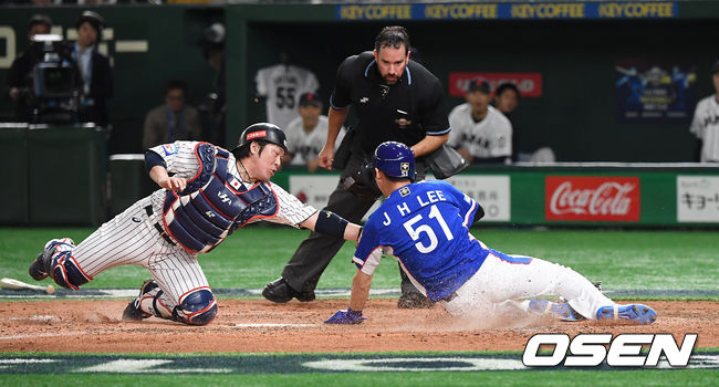 16일 오후 일본 도쿄돔에서 '2019 세계야구소프트볼연맹(WBSC) 프리미어12' 슈퍼라운드 한국과 일본의 경기가 열렸다.5회초 1사 민루 이정후가 강백호의 우익수 뜬공때 홈으로 쇄도하다 아웃당하고 있다. /youngrae@osen.co.kr