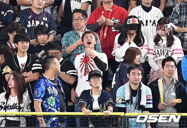 16일 오후 일본 도쿄돔에서 '2019 세계야구소프트볼연맹(WBSC) 프리미어12' 슈퍼라운드 한국과 일본의 경기가 열렸다.일본 남성팬이 욱일기 티셔츠를 입고 응원을 하고 있다. /youngrae@osen.co.kr