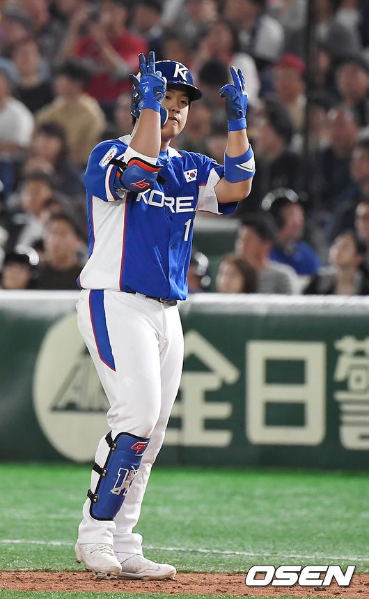 4회초 1사 1,2루 강백호가 적시타를 때린 뒤 세레머니를 하고 있다. /youngrae@osen.co.kr