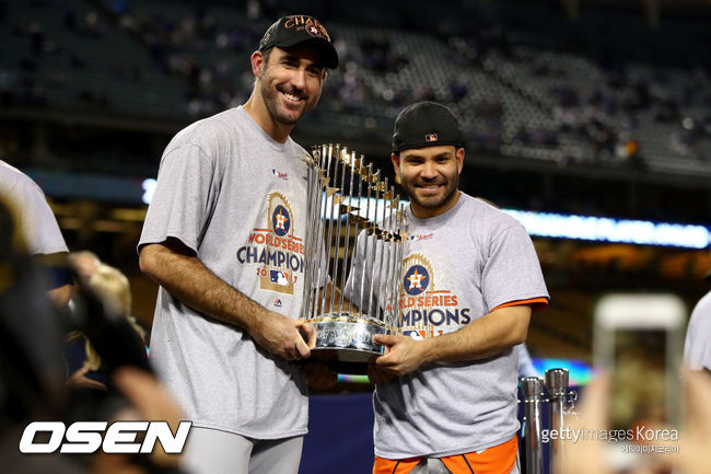 [사진] 2017년 월드시리즈 우승 후 벌랜더(왼쪽)와 알투베 /ⓒGettyimages(무단전재 및 재배포 금지)