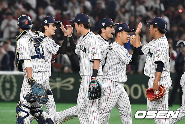 한국을 꺾은 일본 선수들이 기뻐하고 있다. /youngrae@osen.co.kr