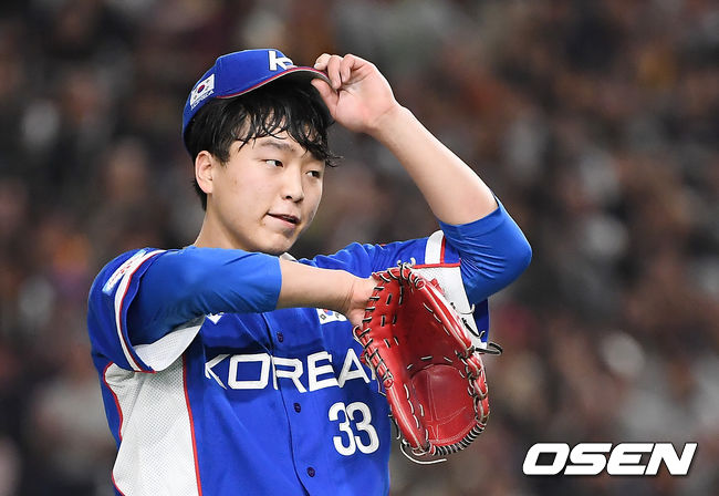 2회말 2사 이승호가 일본 아이지와에게 2루타를 허용한 뒤 땀을 닦고 있다. /youngrae@osen.co.kr