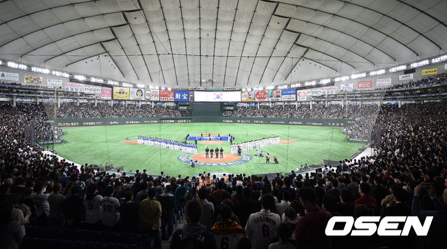 17일 오후 일본 도쿄돔에서 '2019 세계야구소프트볼연맹(WBSC) 프리미어12' 슈퍼라운드 한국과 일본의 결승전이 열렸다. 양팀 선수들이 도열하고 있다. /youngrae@osen.co.kr