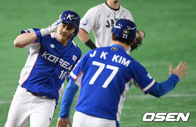 17일 오후 일본 도쿄돔에서 '2019 세계야구소프트볼연맹(WBSC) 프리미어12' 결승전 한국과 일본의 경기가 열렸다. 1회초 무사 1루 한국 김하성이 투런 홈런을 때린 뒤 베이스를 돌고 있다. /youngrae@osen.co.kr