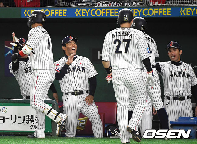 2회말 2사 1,2루 일본 이나바 감독이 역전을 한 뒤 기뻐하고 있다. /youngrae@osen.co.kr