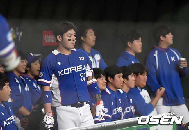 박병호가 더그아웃에서 경기를 지켜보고 있다. /youngrae@osen.co.kr