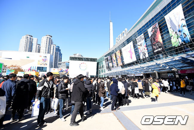 14일 부산 벡스코에서 국제게임전시회 ‘2019 지스타'가 개막했다. 2019 지스타 참가를 위해 수많은 사람들이 대기하고 있다. / ksl0919@osen.co.kr