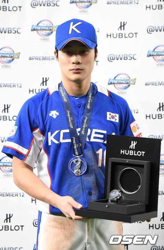 한국은 17일 일본 도쿄돔에서 열린 ‘2019 WBSC 프리미어 12’ 결승전 일본과의 경기에서 3-5로 패했다. 이로써 한국은 대회 2연패에는 실패하며 준우승에 머물렀다.베스트 선수에 선정된 김하성이 포토타임을 갖고 있다. /youngrae@osen.co.kr
