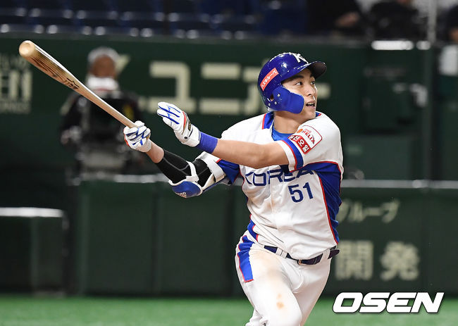 15일 오후 일본 도쿄돔에서 '2019 세계야구소프트볼연맹(WBSC) 프리미어12' 슈퍼라운드 한국과 멕시코의 경기가 열렸다.5회말 무사 만루 이정후가 역전 적시타를 때려내고 있다. /youngrae@osen.co.kr