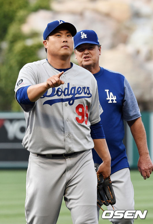 경기 전 류현진이 그라운드 위에서 몸을 풀고 덕아웃으로 들어오고 있다. / soul1014@osen.co.kr