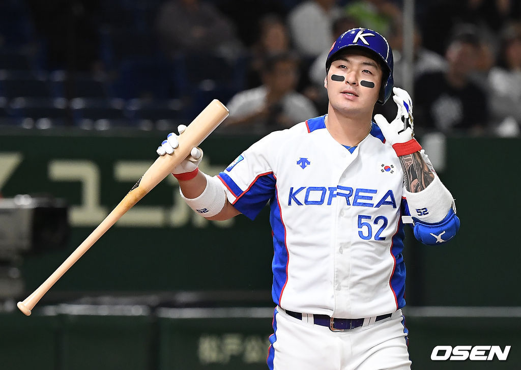 15일 오후 일본 도쿄돔에서 '2019 세계야구소프트볼연맹(WBSC) 프리미어12' 슈퍼라운드 한국과 멕시코의 경기가 열렸다.4회말 2사 1루 한국 박병호가 삼진으로 물러난 뒤 아쉬워하고 있다. /youngrae@osen.co.kr