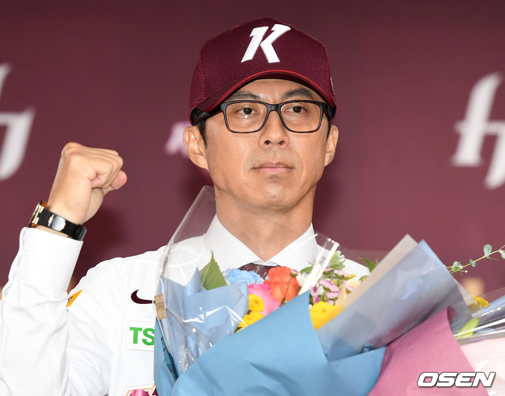 18일 오전 서울 고척스카이돔에서 ‘키움히어로즈 제5대 손혁 감독 취임식’이 열렸다.키움 손혁 감독이 포즈를 취하고 있다. /sunday@osen.co.kr