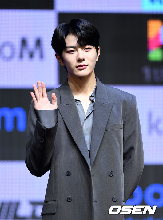 18일 오후 서울 광진구 예스24라이브홀에서 보이그룹 골든차일드(Golden Child)의 ‘리부트(Re-boot)’ 발매기념 쇼케이스가 열렸다.그룹 골든차일드 보민이 포토타임을 갖고 있다. /sunday@osen.co.kr