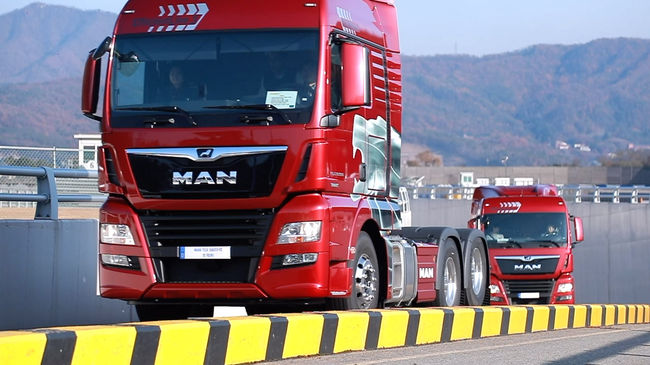 ACC(Adaptive Cruise Control) 체험 장면. 