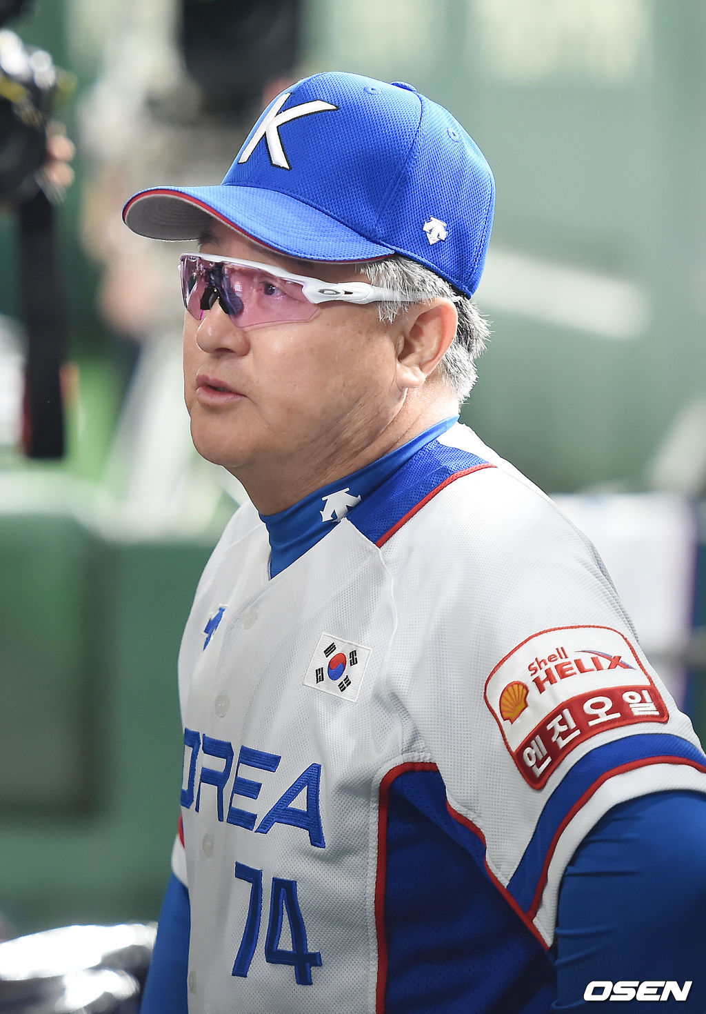 김경문 감독이 취재진과 이야기를 나누고 있다. /youngrae@osen.co.kr