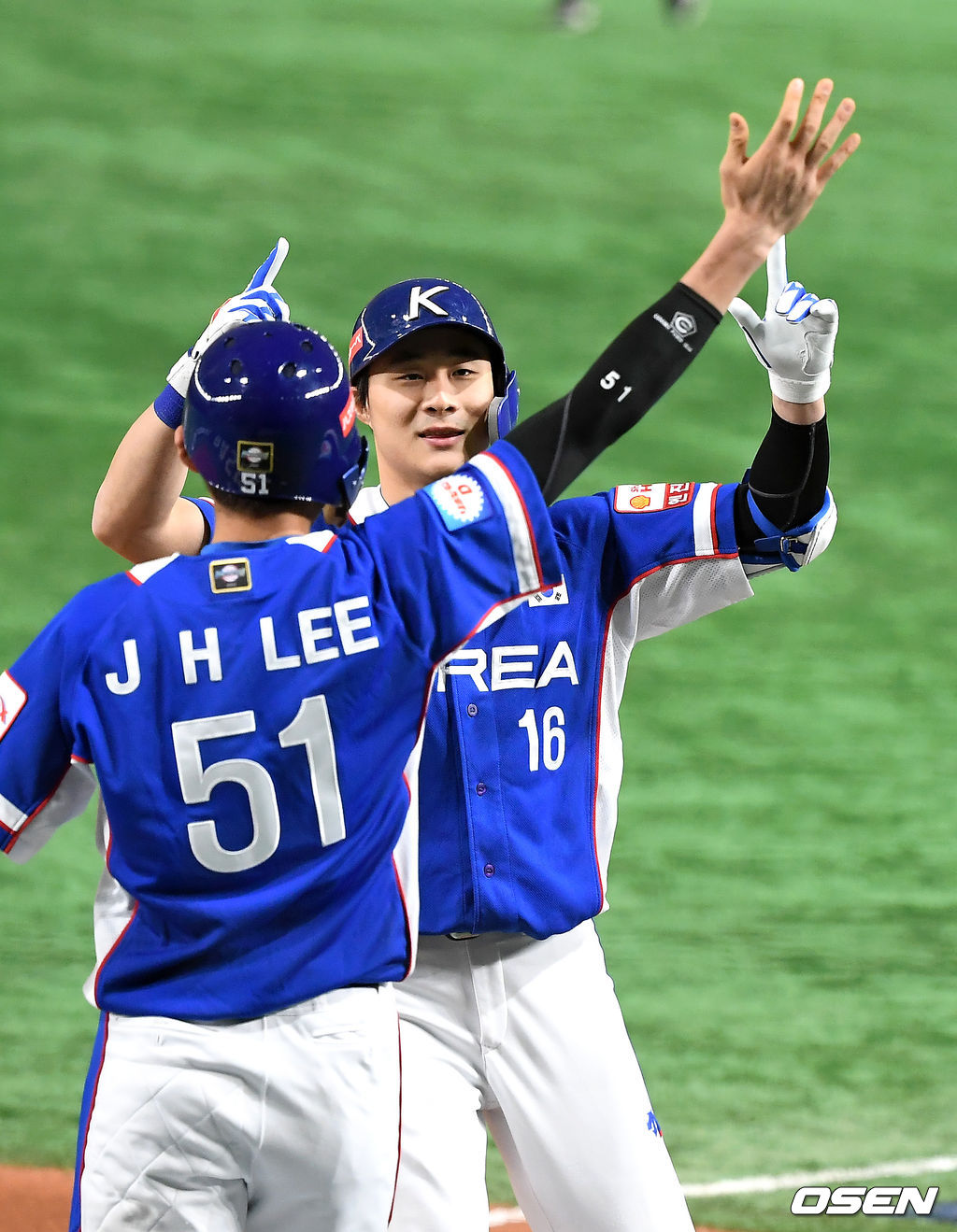 1회초 무사 1루 한국  김하성이 투런 홈런을 때린 뒤 세레머니를 하고 있다. /youngrae@osen.co.kr