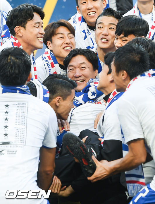 [사진] 2019년 수원 FA컵 우승 세리머니.