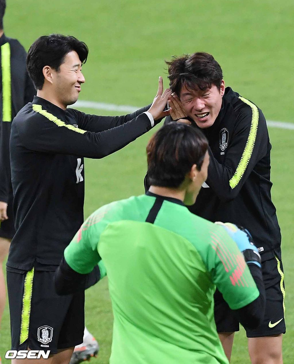 18일 오후(현지 시간) 벤투 감독이 이끄는 대한민국 대표팀이 아랍에미리트연합(UAE) 아부다비 모하메드 빈자예드 스타디움에서 브라질과의 친선경기에 하루 앞두고 공식훈련 및 기자회견을 가졌다.한국 손흥민과 황의조가 그라운드 위에서 훈련을 하고 있다. / rumi@osen.co.kr