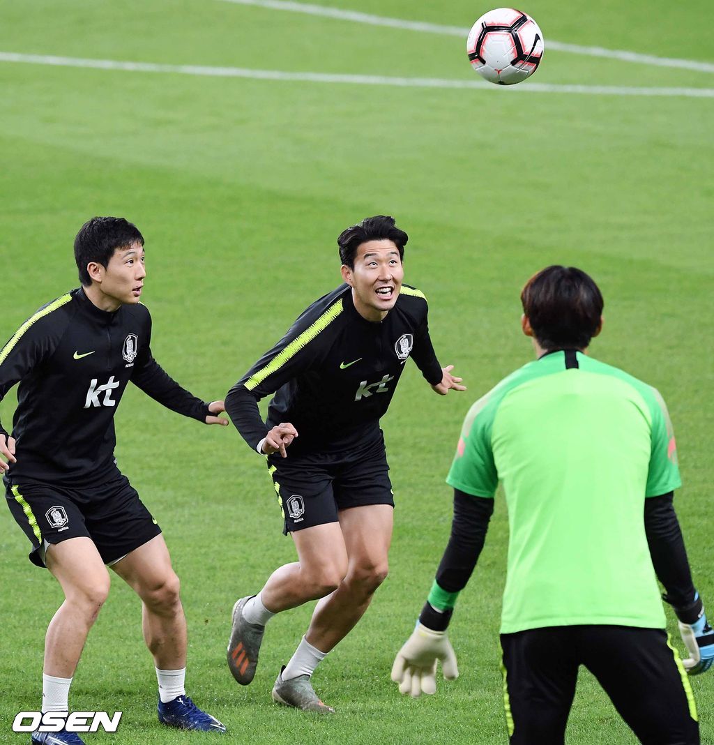 18일 오후(현지 시간) 벤투 감독이 이끄는 대한민국 대표팀이 아랍에미리트연합(UAE) 아부다비 모하메드 빈자예드 스타디움에서 브라질과의 친선경기에 하루 앞두고 공식훈련 및 기자회견을 가졌다.한국 손흥민이 그라운드 위에서 훈련을 하고 있다. / rumi@osen.co.kr