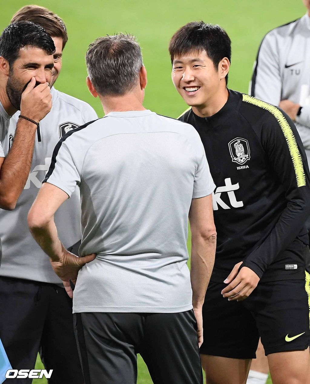 18일 오후(현지 시간) 벤투 감독이 이끄는 대한민국 대표팀이 아랍에미리트연합(UAE) 아부다비 모하메드 빈자예드 스타디움에서 브라질과의 친선경기에 하루 앞두고 공식훈련 및 기자회견을 가졌다.한국 이강인이 파울루 벤투 감독과 훈련 중 즐겁게 얘기를 나누고 있다. / rumi@osen.co.kr