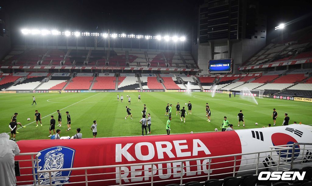 18일 오후(현지 시간) 벤투 감독이 이끄는 대한민국 대표팀이 아랍에미리트연합(UAE) 아부다비 모하메드 빈자예드 스타디움에서 브라질과의 친선경기에 하루 앞두고 공식훈련 및 기자회견을 가졌다.한국 대표팀이 그라운드 위에서 훈련을 하고 있다./ rumi@osen.co.kr